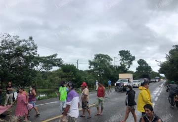 Bloquean el paso sobre la carretera Villahermosa Frontera