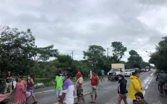 Bloquean el paso sobre la carretera Villahermosa Frontera