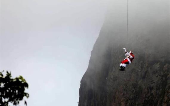 Video: Captan a Santa Claus al saltar de precipicio a 100 metros de altura