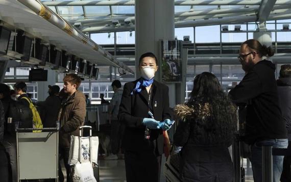Tripulación de vuelos en China podría comenzar a usar pañales para prevenir COVID-19