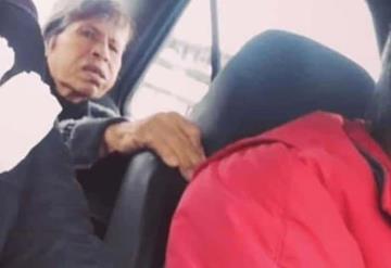 Sus hijos no quieren cuidar de ella Taxista lleva a su esposa con Alzheimer a su trabajo