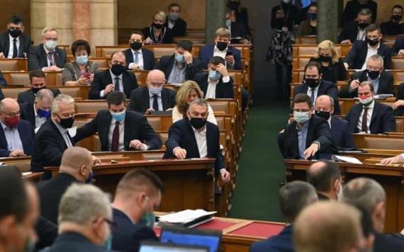 Parlamento húngaro impide adoptar a parejas LGBTI+