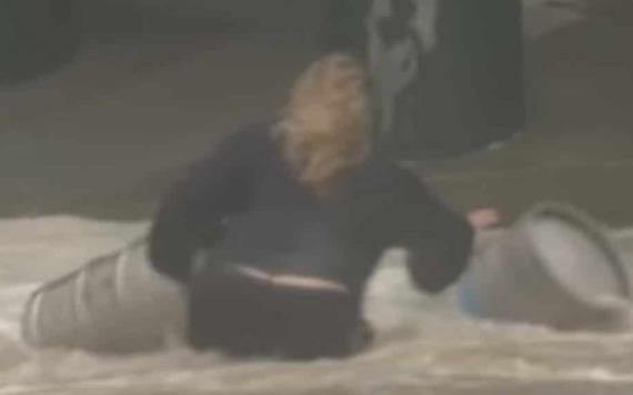 Mujer se vuelve viral al salvar barriles de cerveza durante inundación