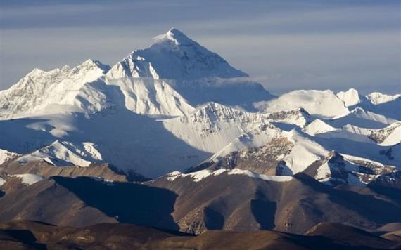 Encuentran en nieve del Everest restos de químicos peligrosos