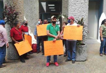 Manifestantes piden que les paguen quincena, aguinaldo y prestaciones de fin de año