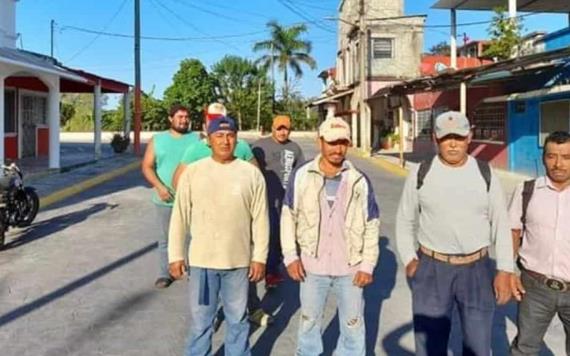 Obreros piden prestaciones a empresa constructora en Jalapa