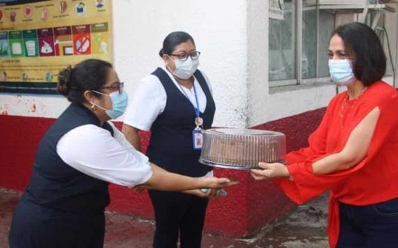 Felicita gobierno municipal en su día a enfermeras de Comalcalco