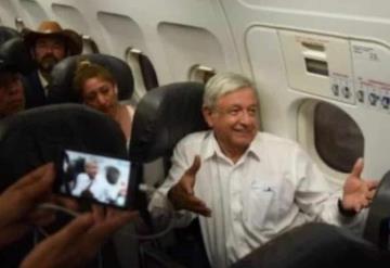 VIDEO: Pasajeros lanzan porras a López Obrador