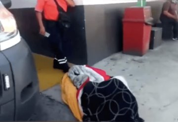 VIDEO: Muere hombre con COVID-19 que intentaron abandonar afuera de un hospital