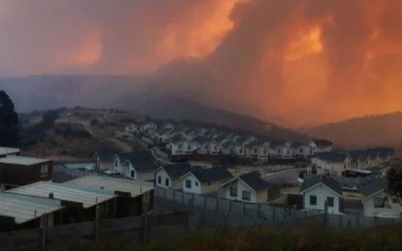 Evacuan a 25 mil personas por incendio forestal en Chile