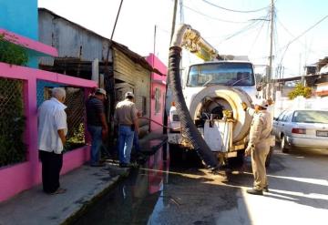 Realizan desazolve de drenajes en Jonuta