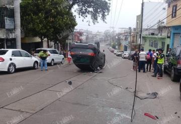 Mujer resulta lesionada tras volcadura en el cruce de Mina y Zaragoza 