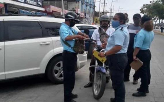 Elementos de la policía vial implementan operativo para el uso de casco de los motociclistas