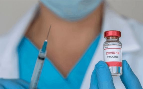 Suspenden a enfermeras por usar jeringas vacías en vacunación COVID-19