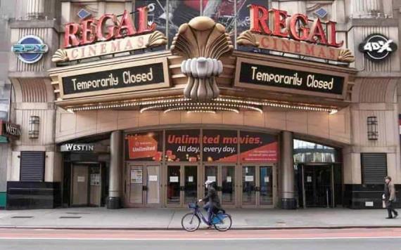 Cines en NY reabrirán con cupo limitado de 50 personas por sala