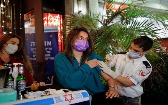 Bar en Israel da bebida gratis a quienes se apliquen la vacuna anticovid