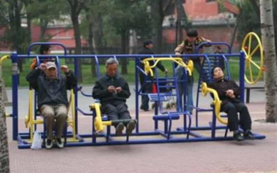 Adultos mayores hacen ejercicio en el parque, frente al levantamiento de restricciones