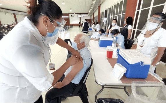 Renuncian servidores públicos que se pusieron vacuna contra COVID-19 en Cunduacán