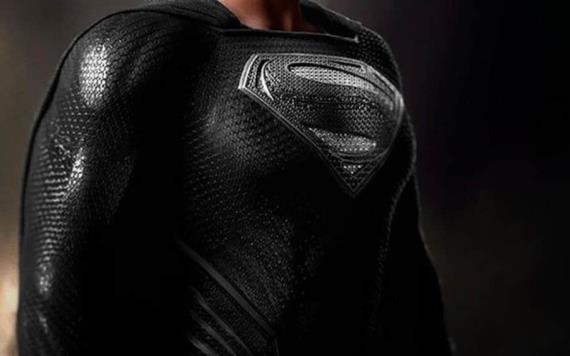 Superman aparece con su traje negro