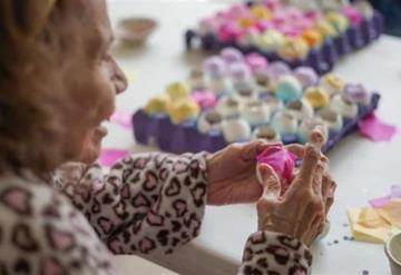 Para tener ingresos abuelitos elaboran y venden huevos de pascua