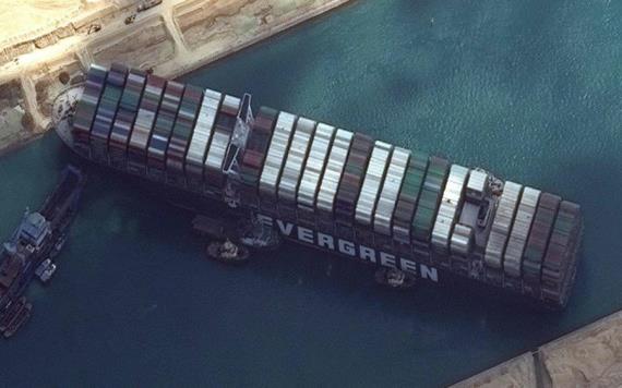 Gigantesco buque de carga queda atascado y bloquea el Canal de Suez