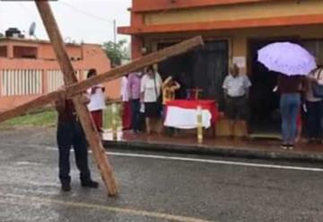 Católicos recuerdan el calvario de Jesús