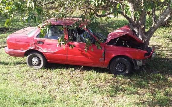 Conductor jonuteco al parecer alcoholizado se salió de la vía Jonuta-Villahermosa, estrello el carro contra un árbol de mango