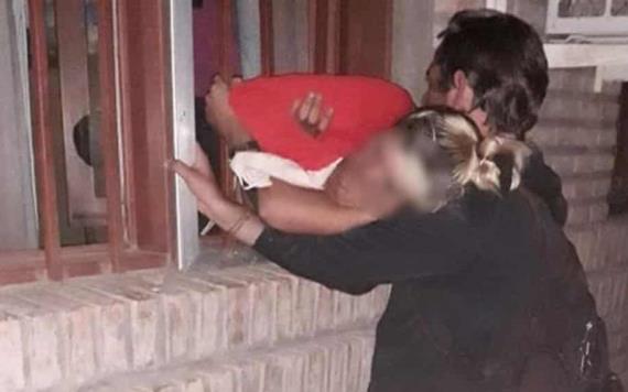 Vídeo: Bomberos rescatan embarazada atorada en una reja durante un robo; sus cómplices la abandonan