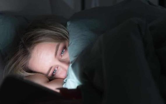¿El modo nocturno en el smartphone realmente ayuda a mantener el sueño?