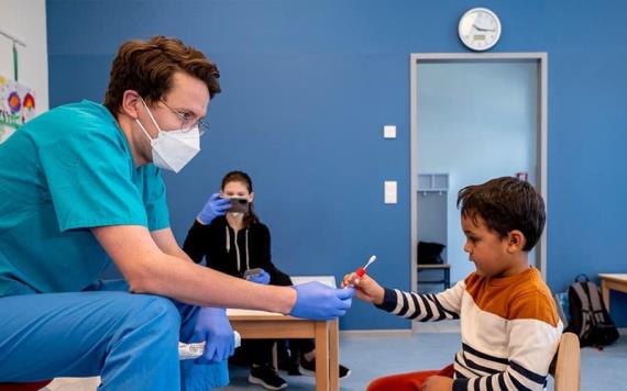 Pruebas de Covid-19 en forma de paleta para niños