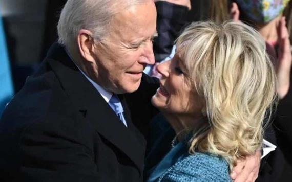 Vídeo: Amor del bueno, Joe Biden se agacha para cortar una flor y regalársela a su esposa