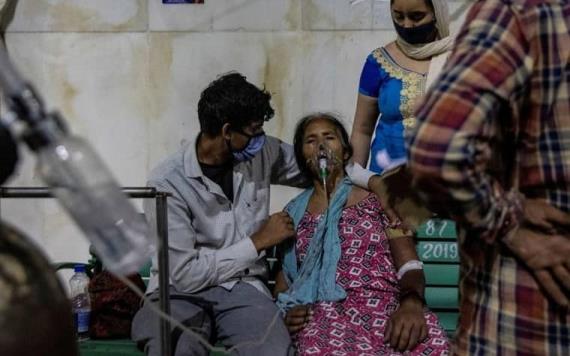 India enfrenta escasez de vacunas con récord de muertes por COVID-19