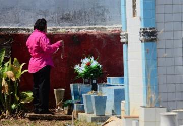 Tabasqueños acuden a los diferentes panteones a visitar a sus madres