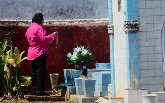 Tabasqueños acuden a los diferentes panteones a visitar a sus madres