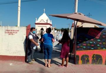 Familias de Jonuta acuden a los cementerios para recordar a las madres difuntas