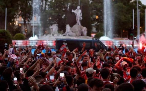 Menor de edad aficionado del Atlético muere al sacar el cuerpo de una furgoneta y chocar contra muro