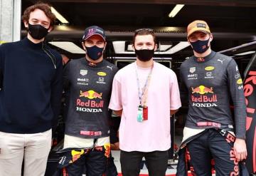 Checo Pérez recibió visita de Tom Holland previo al Gran Premio de Mónaco