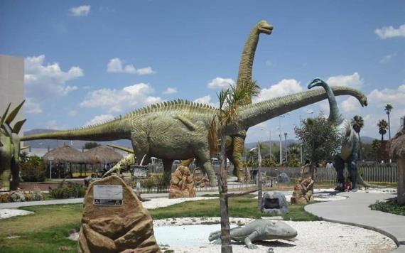 Hombre es encontrado muerto dentro de una figura de un dinosaurio en Barcelona, España