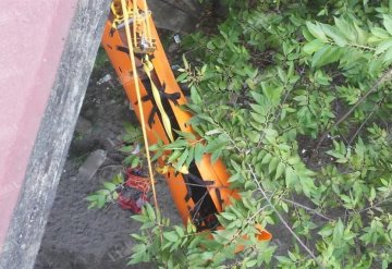 Cruz Roja rescata a sujeto que cayó en un puente de Teapa