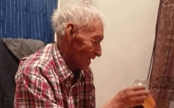 Familia adopta a abuelito de 108 años; vivía en condición de calle