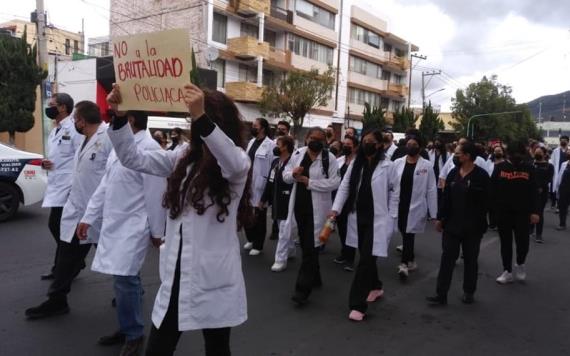 Personal médico marcha en Pachuca para exigir justicia por muerte de doctora Betty