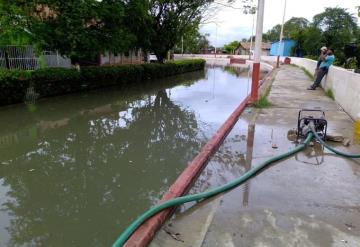 Instalan bombas para desazolvar agua en calles de Jonuta