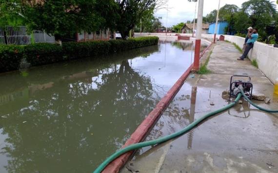 Instalan bombas para desazolvar agua en calles de Jonuta