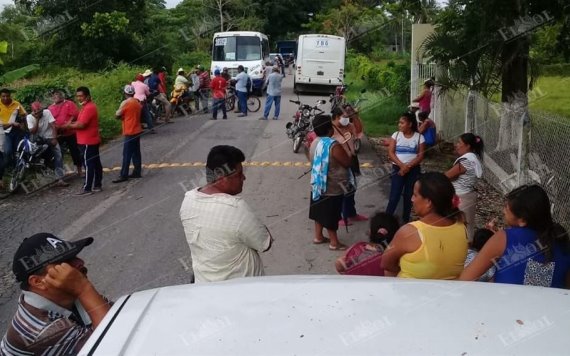 Habitantes de Aztlán bloquean camino vecinal que conecta al Pozo Dzimpona