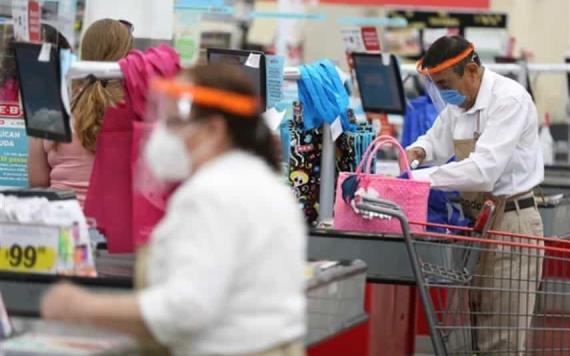 Supermercados cancelan convenios para emplear a adultos mayores como empacadores