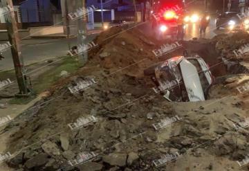 Auto cae en socavón de la Av. Ramón Mendoza 