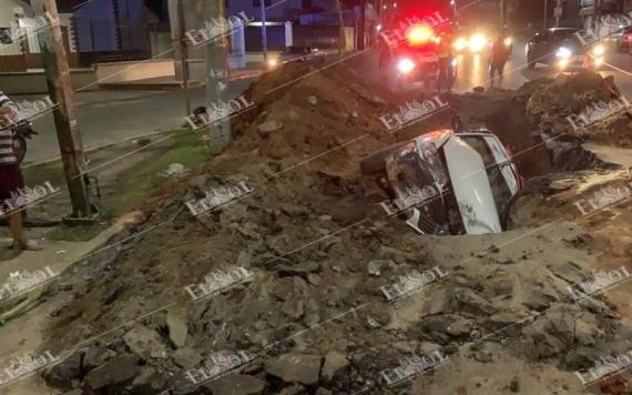 Auto cae en socavón de la Av. Ramón Mendoza 