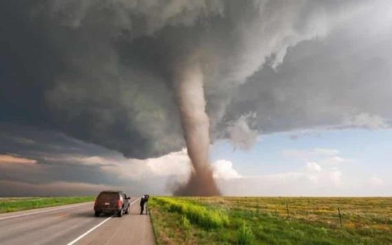 VIDEO: Pone en riesgo su vida para grabar un tornado