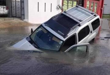 VIDEO: Camioneta en la que viajaba un matrimonio y su bebé, cayó en un socavón