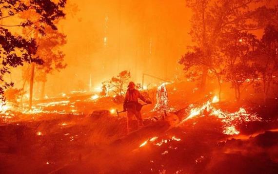 Desalojan a más de 400 personas por incendios en California